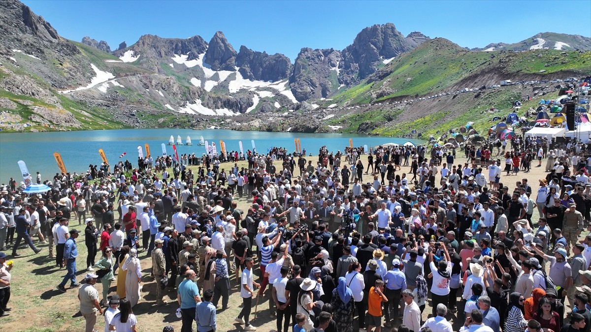 Hakkari'nin Yüksekova ilçesindeki 3 bin 400 rakımlı Sat Buzul Gölleri'nde düzenlenen "6. Cilo...