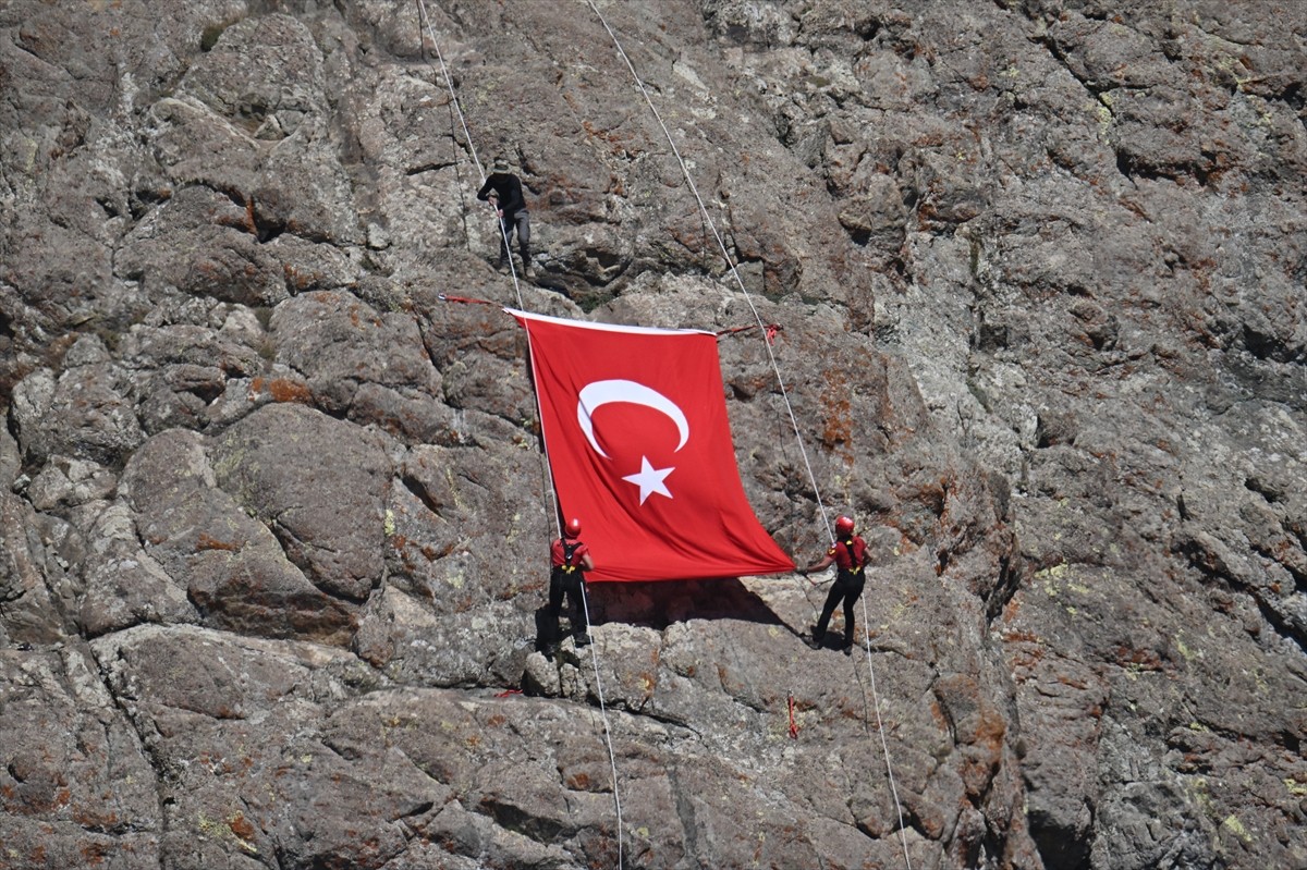 Hakkari'nin Yüksekova ilçesindeki 3 bin 400 rakımlı Sat Buzul Gölleri'nde düzenlenen "6. Cilo...