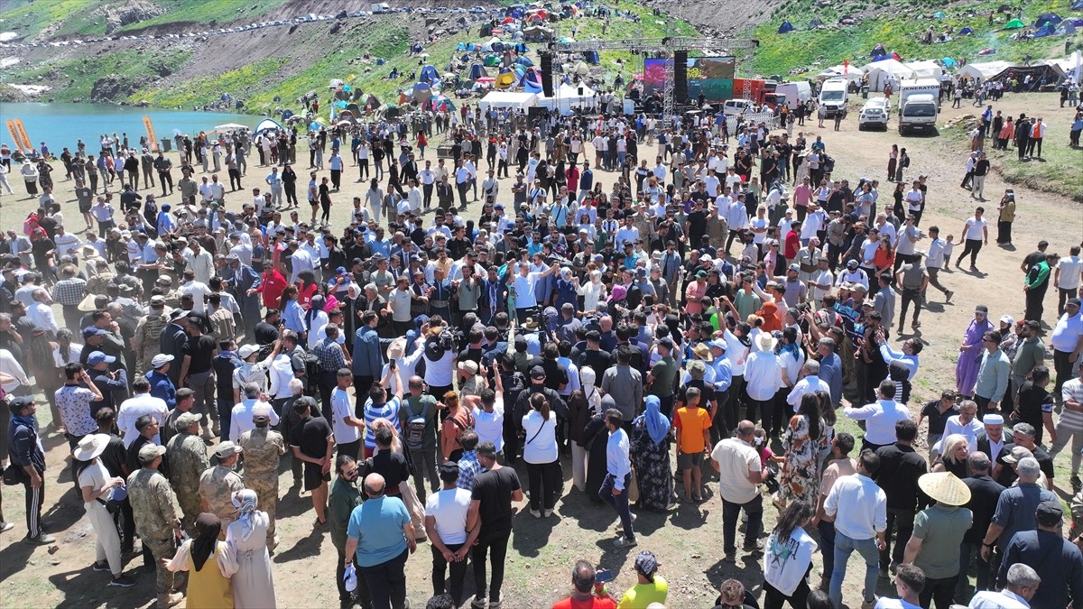 Hakkari'nin Yüksekova ilçesindeki 3 bin 400 rakımlı Sat Buzul Gölleri'nde düzenlenen "6. Cilo...
