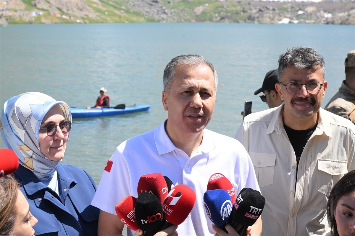 Hakkari'nin Yüksekova ilçesindeki 3 bin 400 rakımlı Sat Buzul Gölleri'nde düzenlenen "6. Cilo...