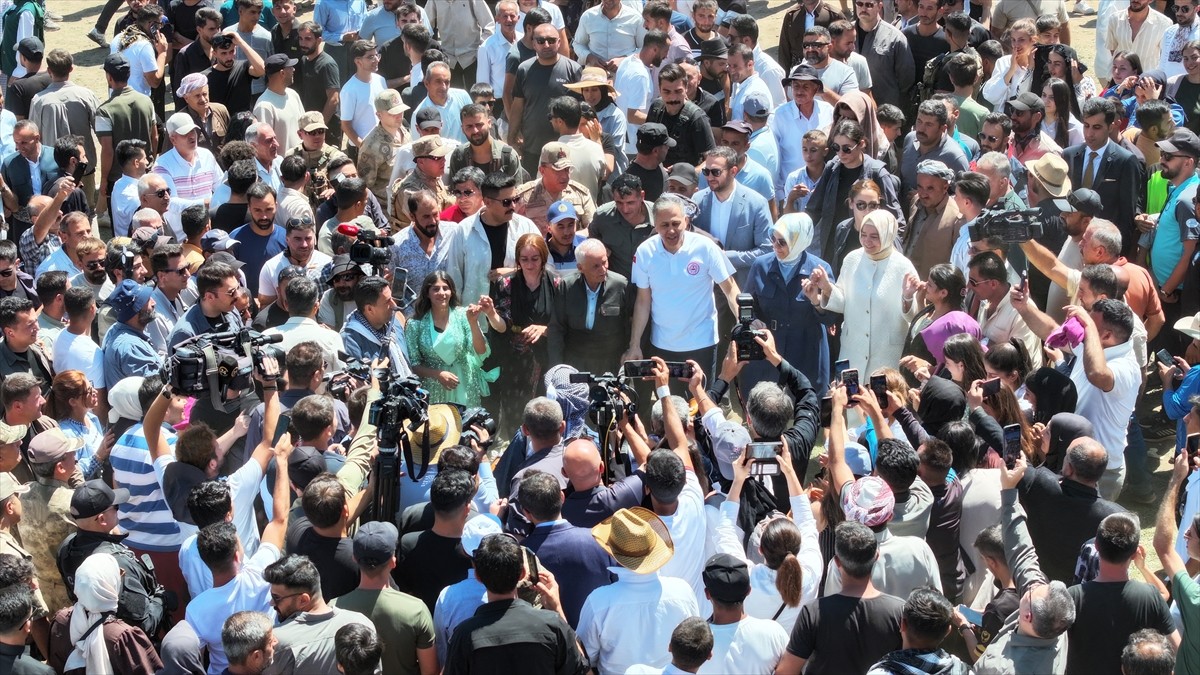 Hakkari'nin Yüksekova ilçesindeki 3 bin 400 rakımlı Sat Buzul Gölleri'nde düzenlenen "6. Cilo...