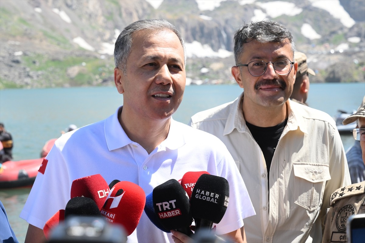 Hakkari'nin Yüksekova ilçesindeki 3 bin 400 rakımlı Sat Buzul Gölleri'nde düzenlenen "6. Cilo...