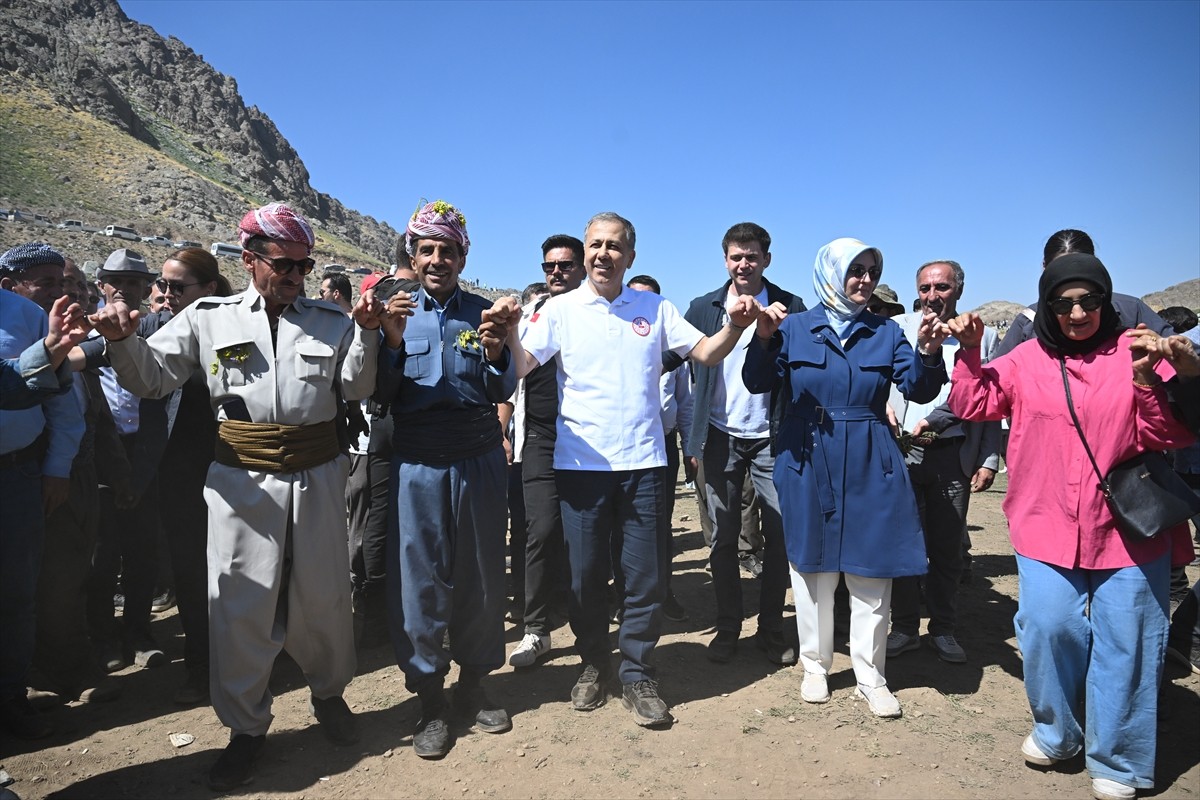 Hakkari'nin Yüksekova ilçesindeki 3 bin 400 rakımlı Sat Buzul Gölleri'nde düzenlenen "6. Cilo...