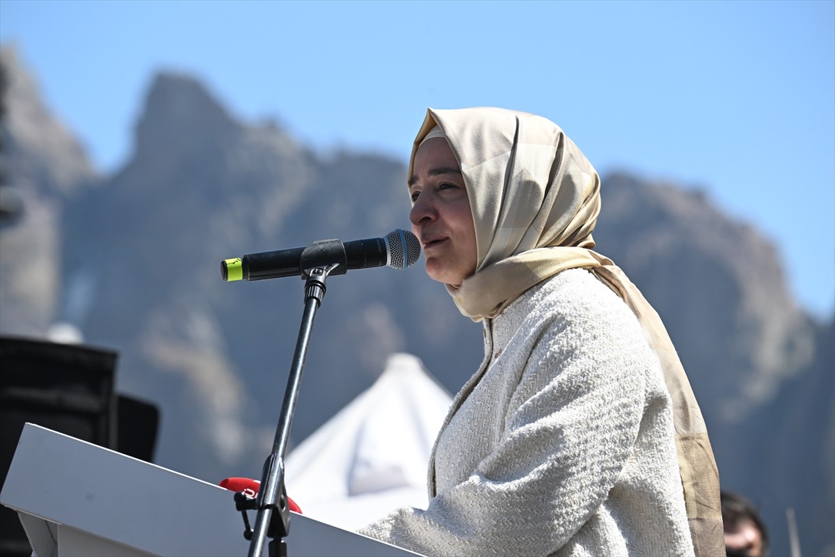 Hakkari'nin Yüksekova ilçesindeki 3 bin 400 rakımlı Sat Buzul Gölleri'nde düzenlenen "6. Cilo...