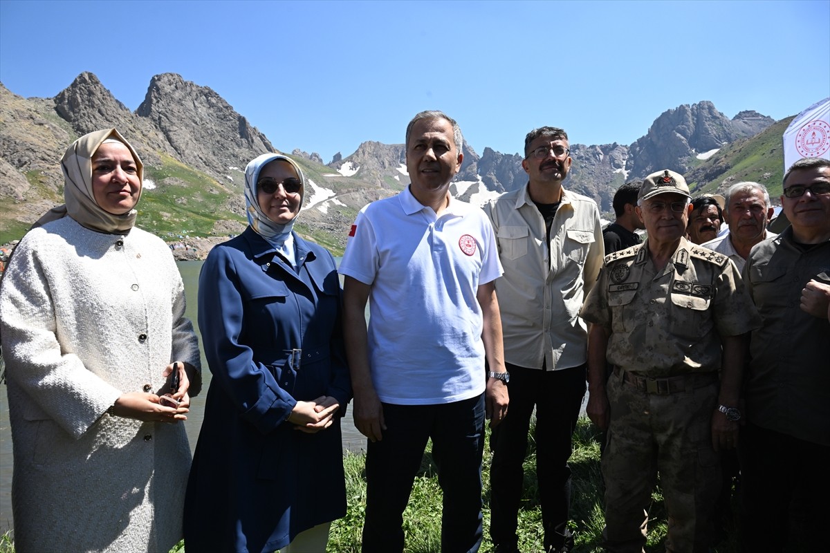 Hakkari'nin Yüksekova ilçesindeki 3 bin 400 rakımlı Sat Buzul Gölleri'nde düzenlenen "6. Cilo...