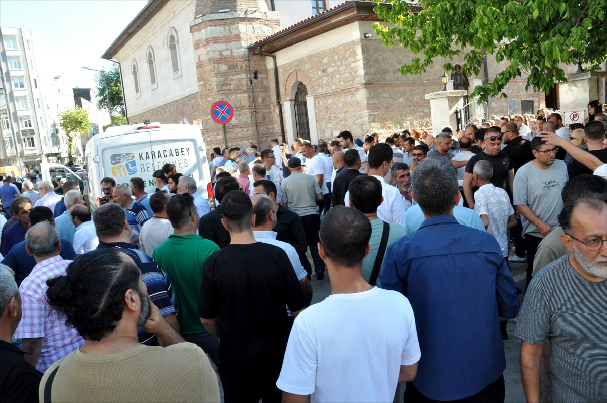 Halı saha maçında geçirdiği kalp krizi nedeniyle kaldırıldığı hastanede yaşamını yitiren Bursa'nın...