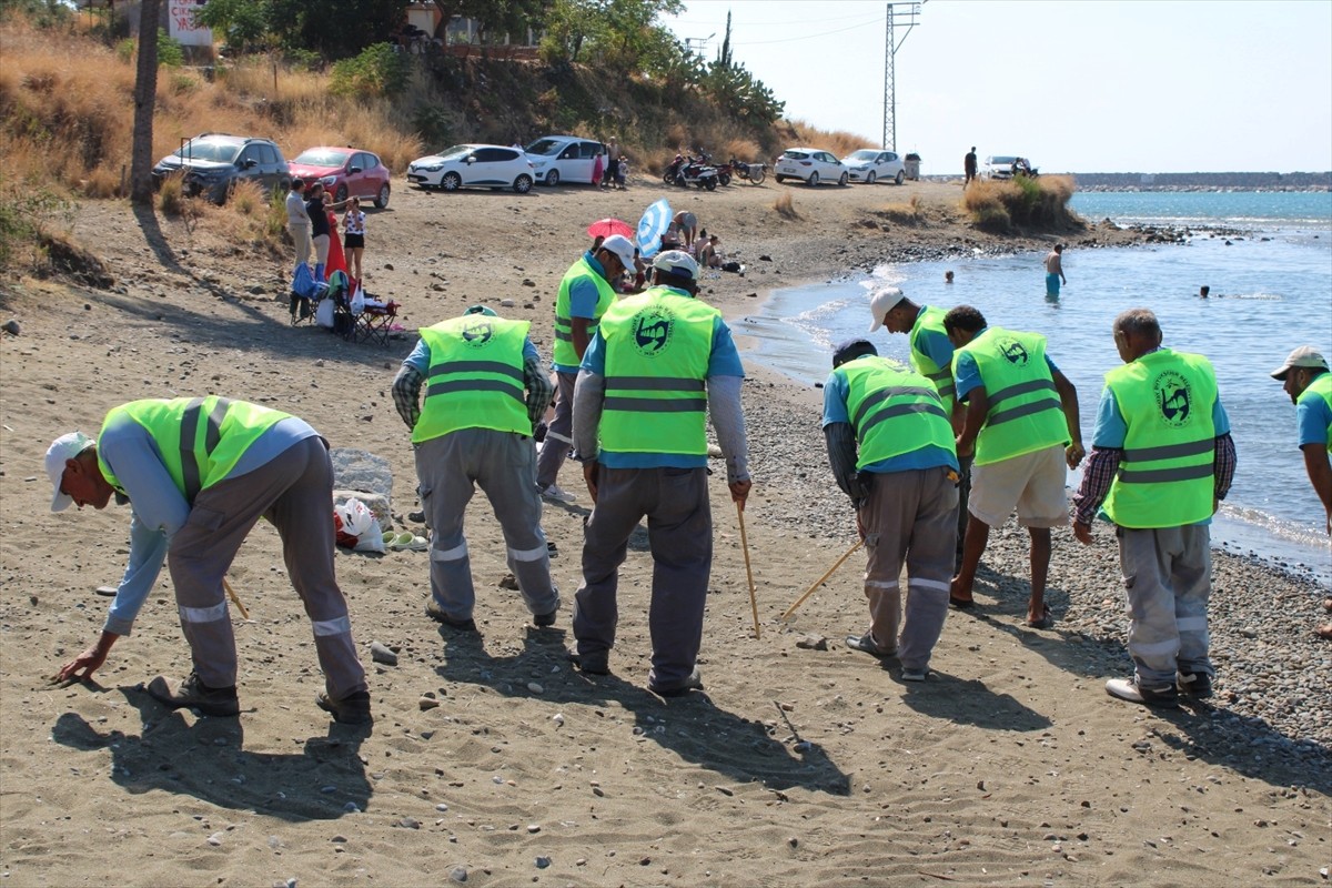 Hatay'ın Arsuz ilçesinde bir kadının, depremde ölen annesinden hatıra kalan yüzüğü sahilde...