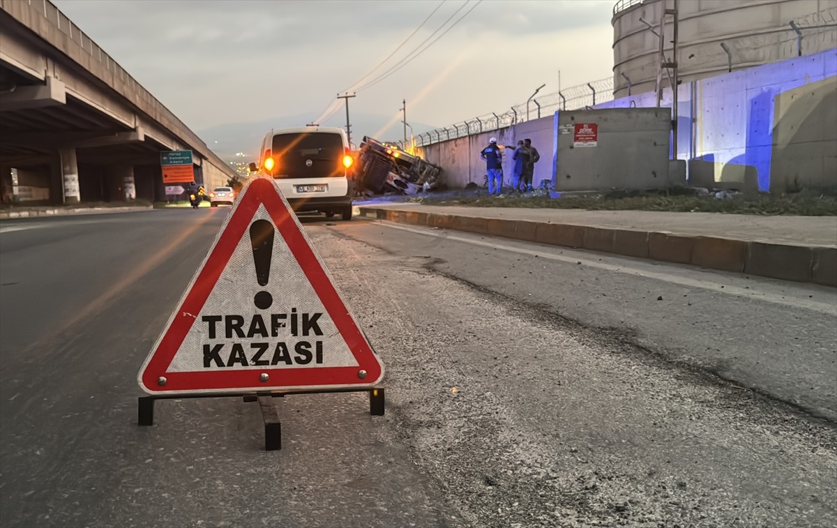 Hatay'ın İskenderun ilçesinde, freninin patlaması nedeniyle kontrolden çıkarak devrilen beton...