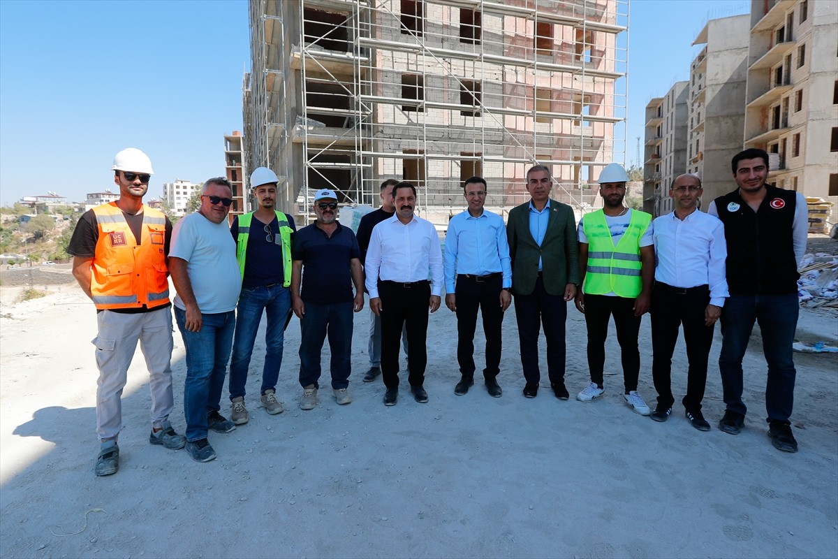 Hatay Valisi Mustafa Masatlı (ortada), Toplu Konut İdaresi Başkanlığınca (TOKİ) inşa edilen deprem...