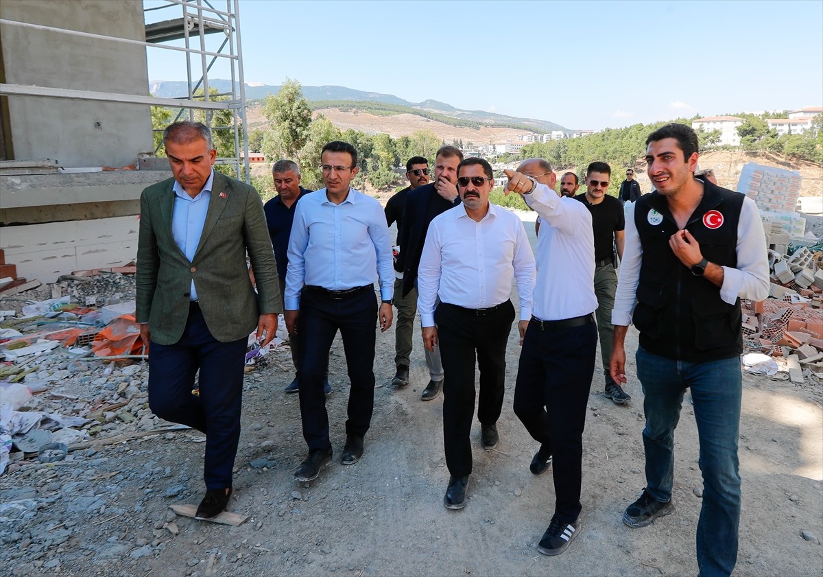 Hatay Valisi Mustafa Masatlı (ortada), Toplu Konut İdaresi Başkanlığınca (TOKİ) inşa edilen deprem...