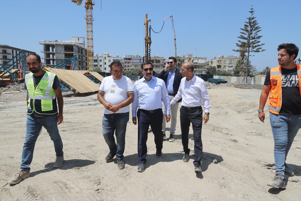 Hatay Valisi Mustafa Masatlı (sol 3), İskenderun ilçesinde yerinde kentsel dönüşüm projesi...