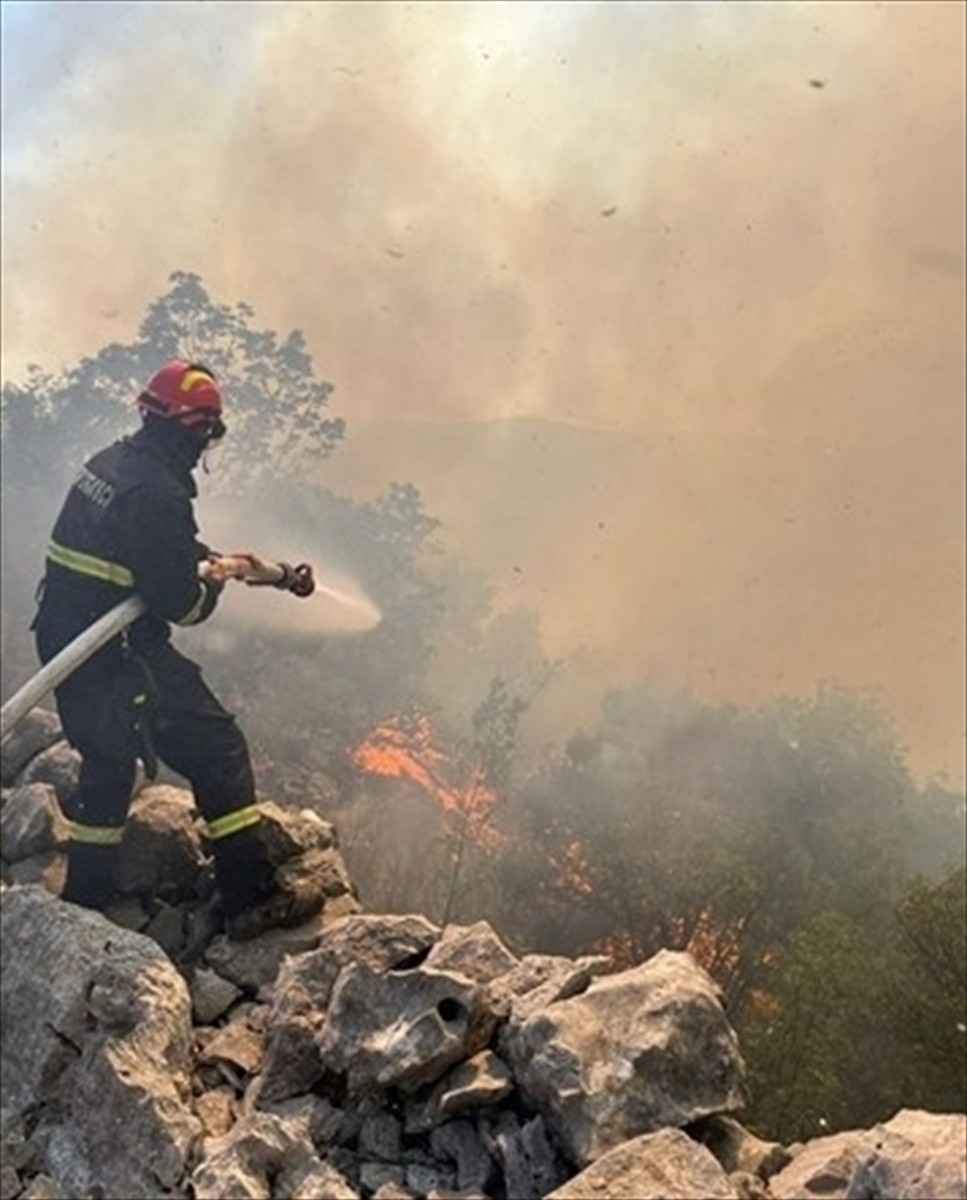 Hırvatistan'ın Dalmaçya kıyılarında bulunan Tucepi ve Trogir bölgelerinde çıkan orman yangınlarını...