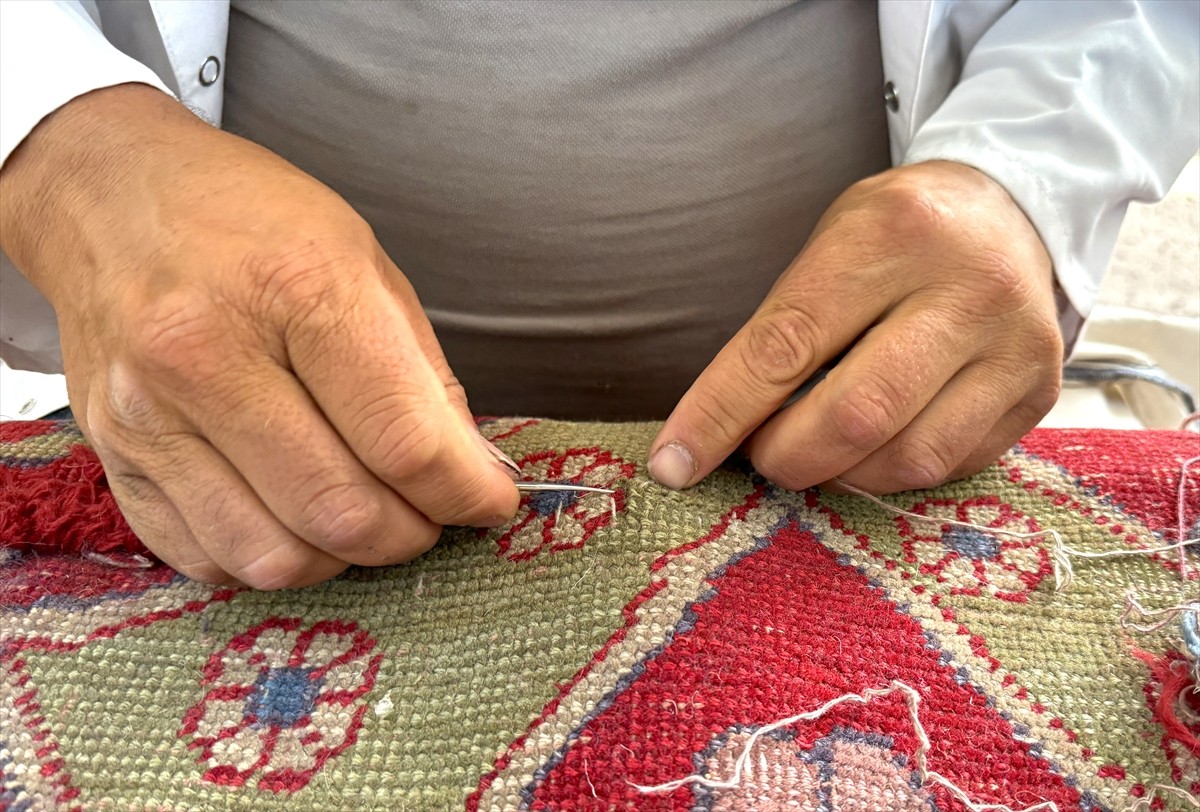 Hollanda'nın Lahey kentinde Uluslararası Adalet Divanı olarak hizmet veren Barış Sarayı'na Osmanlı...