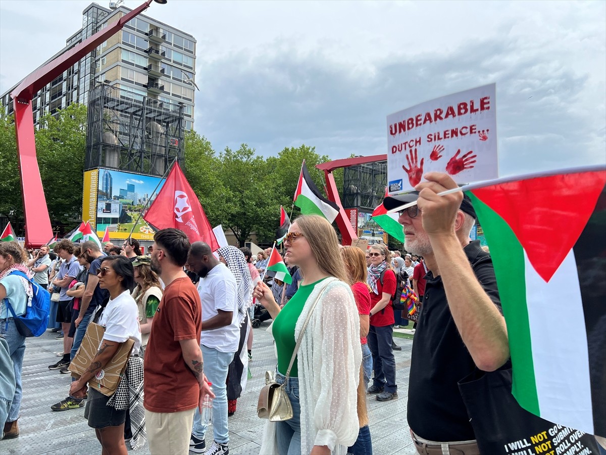 Hollanda'nın Rotterdam kentinde binlerce kişi, Filistin'e destek vermek amacıyla Schouwburg...