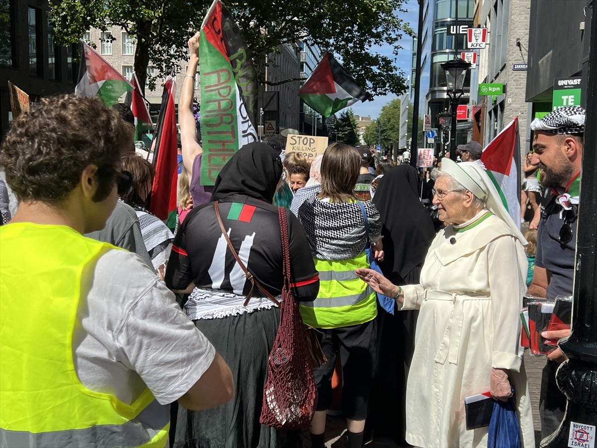 Hollanda'nın Utrecht kentinde yüzlerce kişi, Gazze'deki soykırımı protesto etmek ve Filistin'e...