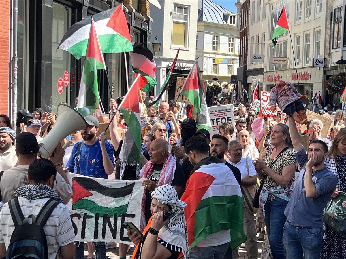 Hollanda'nın Utrecht kentinde yüzlerce kişi, Gazze'deki soykırımı protesto etmek ve Filistin'e...