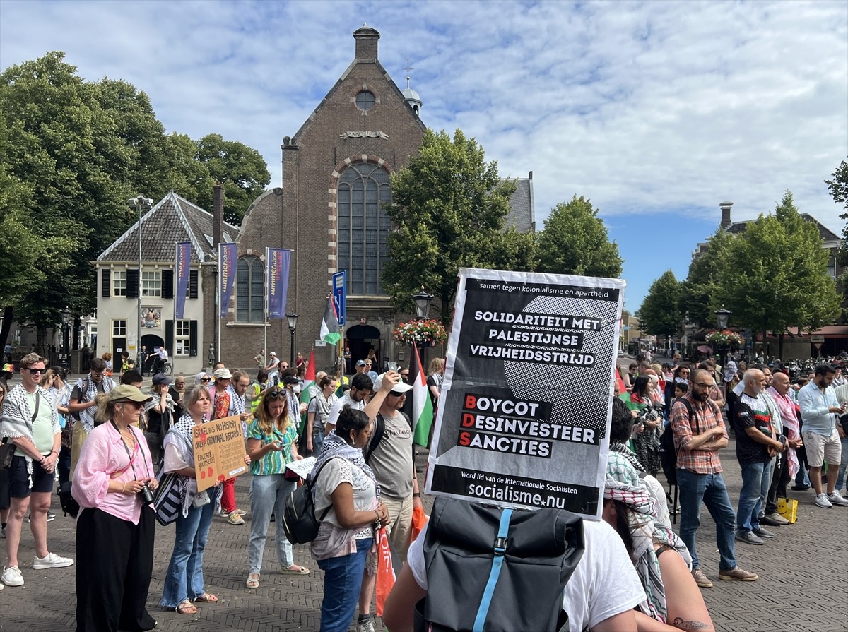 Hollanda'nın Utrecht kentinde yüzlerce kişi, Gazze'deki soykırımı protesto etmek ve Filistin'e...
