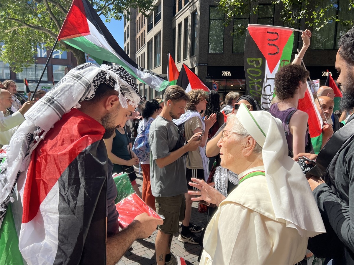 Hollanda'nın Utrecht kentinde yüzlerce kişi, Gazze'deki soykırımı protesto etmek ve Filistin'e...