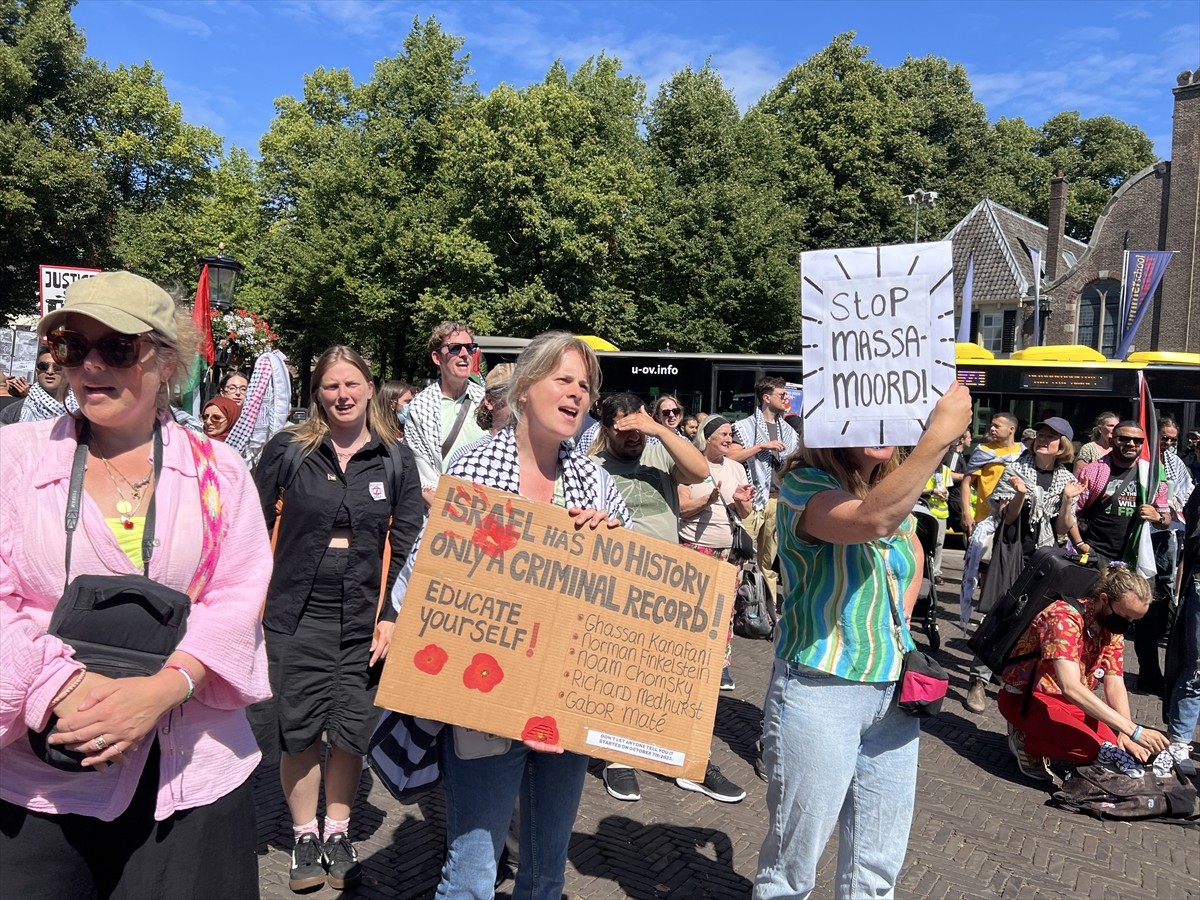 Hollanda'nın Utrecht kentinde yüzlerce kişi, Gazze'deki soykırımı protesto etmek ve Filistin'e...