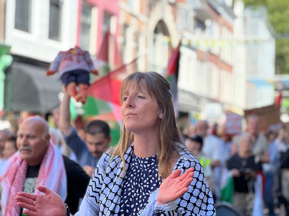 Hollanda'nın Utrecht kentinde yüzlerce kişi, Gazze'deki soykırımı protesto etmek ve Filistin'e...