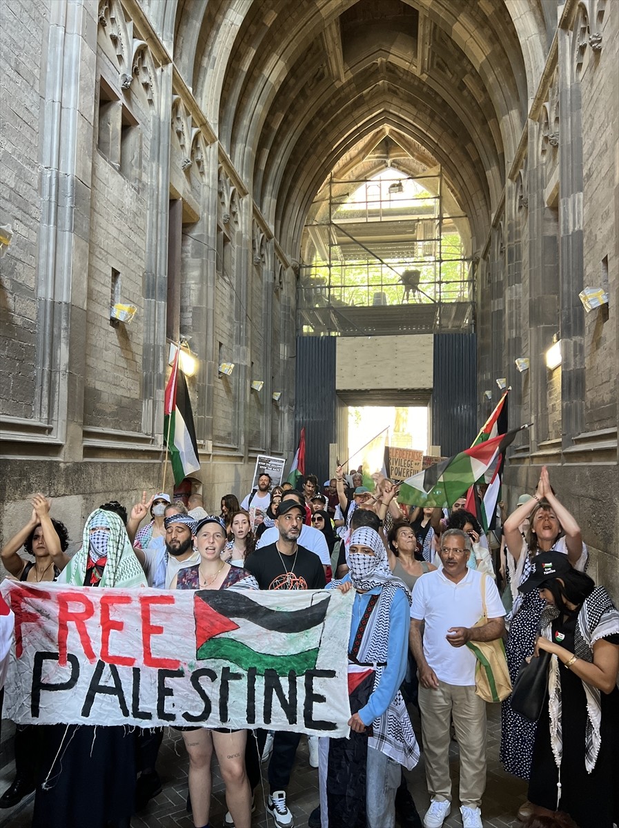 Hollanda'nın Utrecht kentinde yüzlerce kişi, Gazze'deki soykırımı protesto etmek ve Filistin'e...