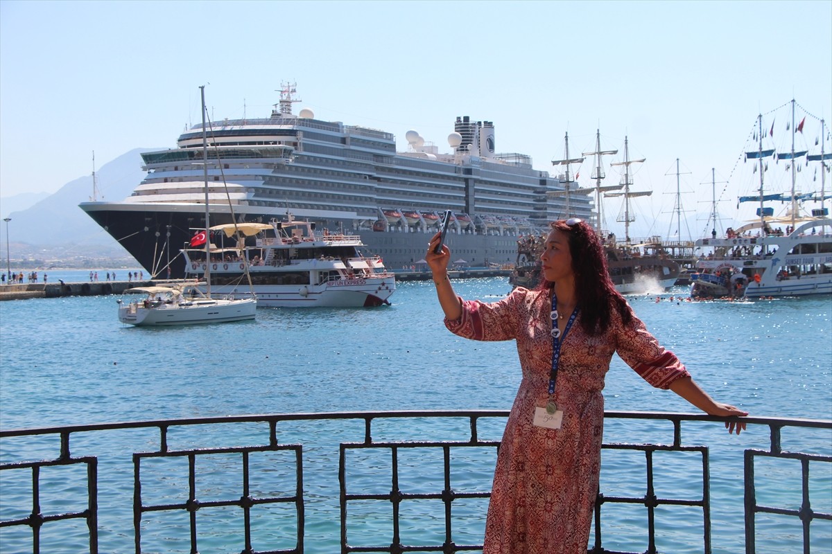 Hollanda bayraklı "Oosterdam" adlı kruvaziyer, Antalya'nın Alanya ilçesine geldi. Turistler...