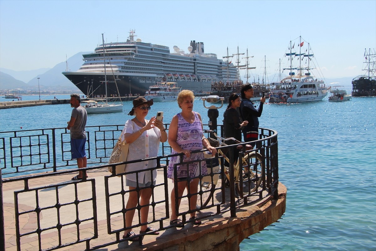 Hollanda bayraklı "Oosterdam" adlı kruvaziyer, Antalya'nın Alanya ilçesine geldi. Turistler...