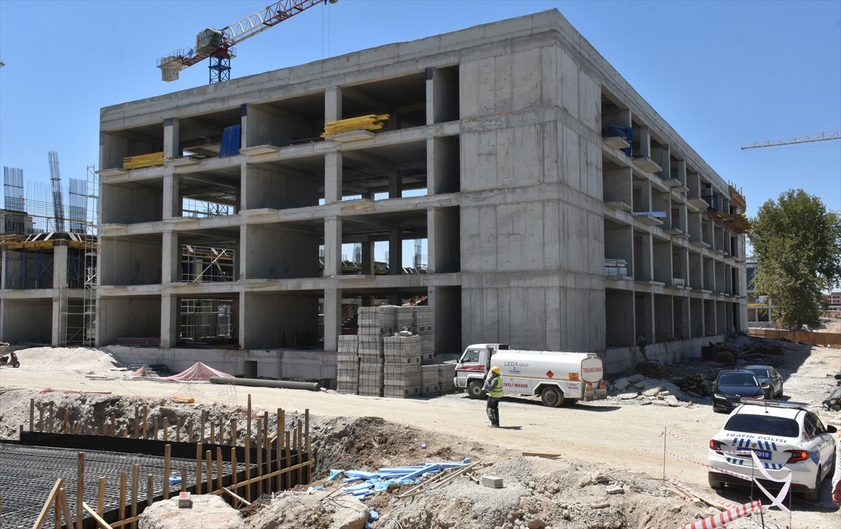 İçişleri Bakan Yardımcısı Münir Karaloğlu, geçen yıl 6 Şubat'ta yaşanan Kahramanmaraş merkezli...