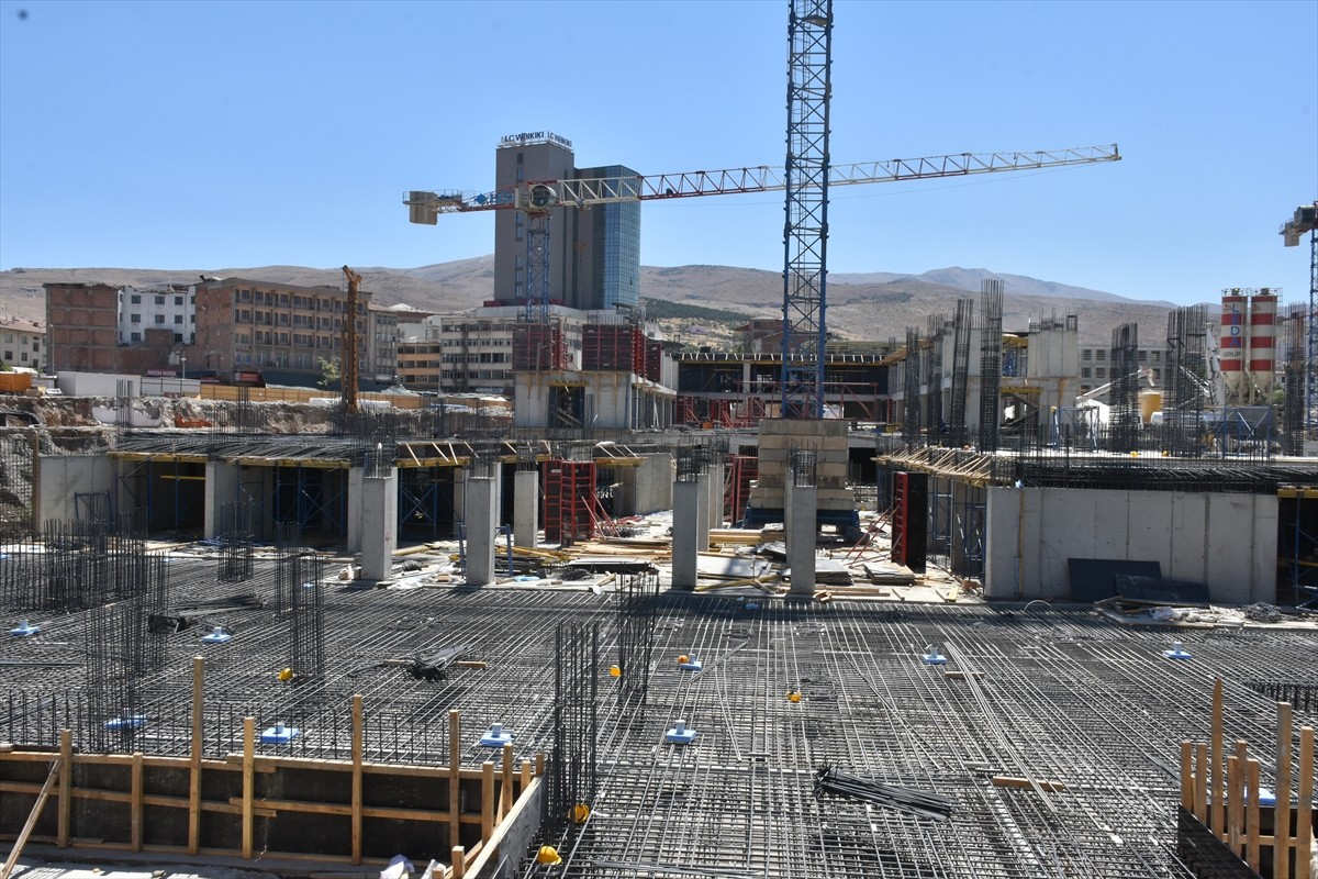 İçişleri Bakan Yardımcısı Münir Karaloğlu, geçen yıl 6 Şubat'ta yaşanan Kahramanmaraş merkezli...