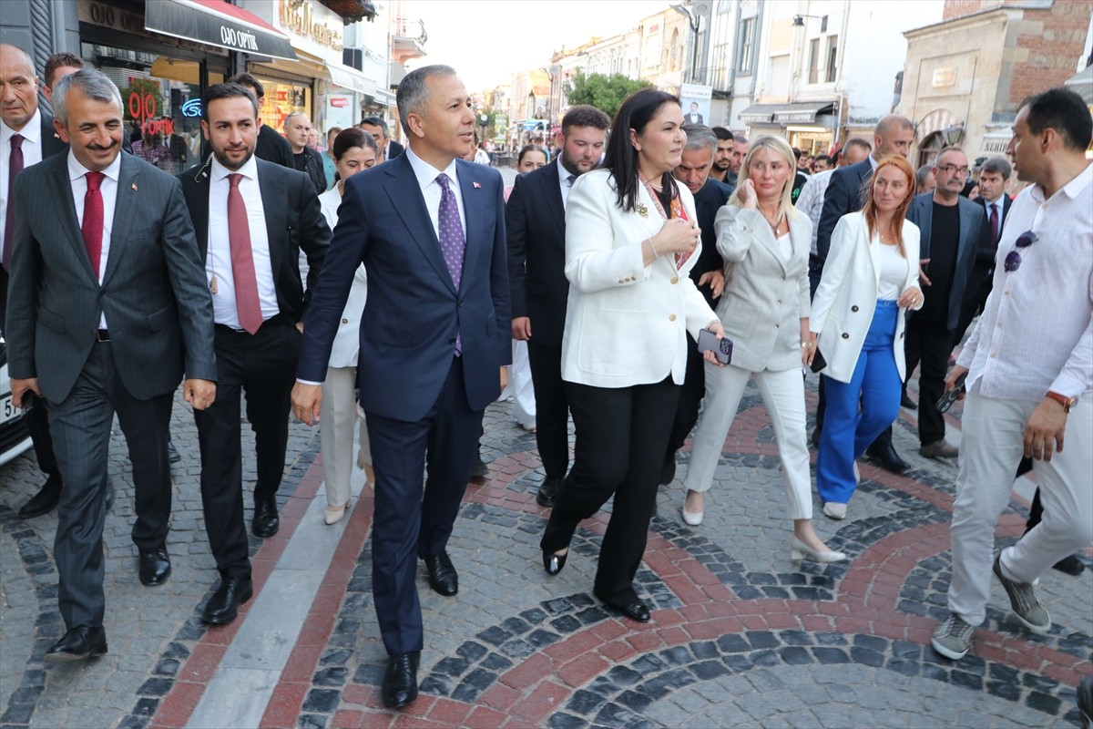 İçişleri Bakanı Ali Yerlikaya, bazı temaslarda bulunmak üzere geldiği Edirne'de Saraçlar...