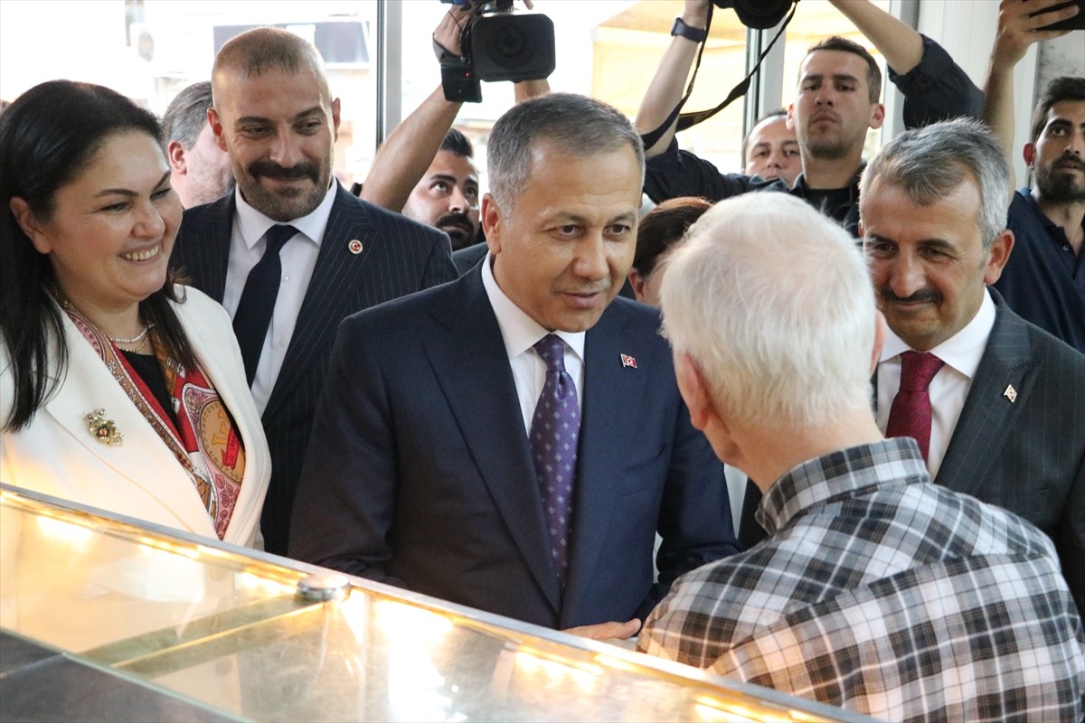 İçişleri Bakanı Ali Yerlikaya, bazı temaslarda bulunmak üzere geldiği Edirne'de Saraçlar...