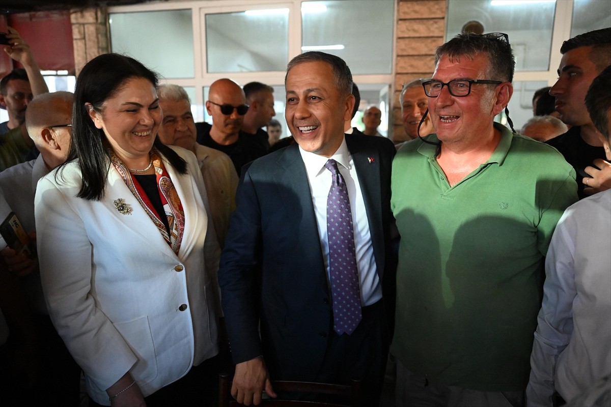 İçişleri Bakanı Ali Yerlikaya,  bazı temaslarda bulunmak üzere geldiği Edirne'de  Saraçlar...