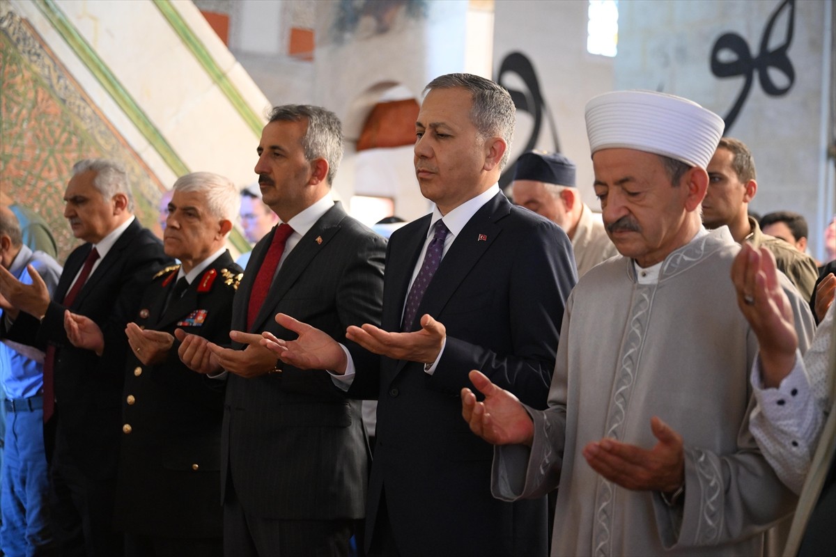 İçişleri Bakanı Ali Yerlikaya, çeşitli ziyaretlerde bulunmak üzere Edirne'ye geldi. Yerlikaya...