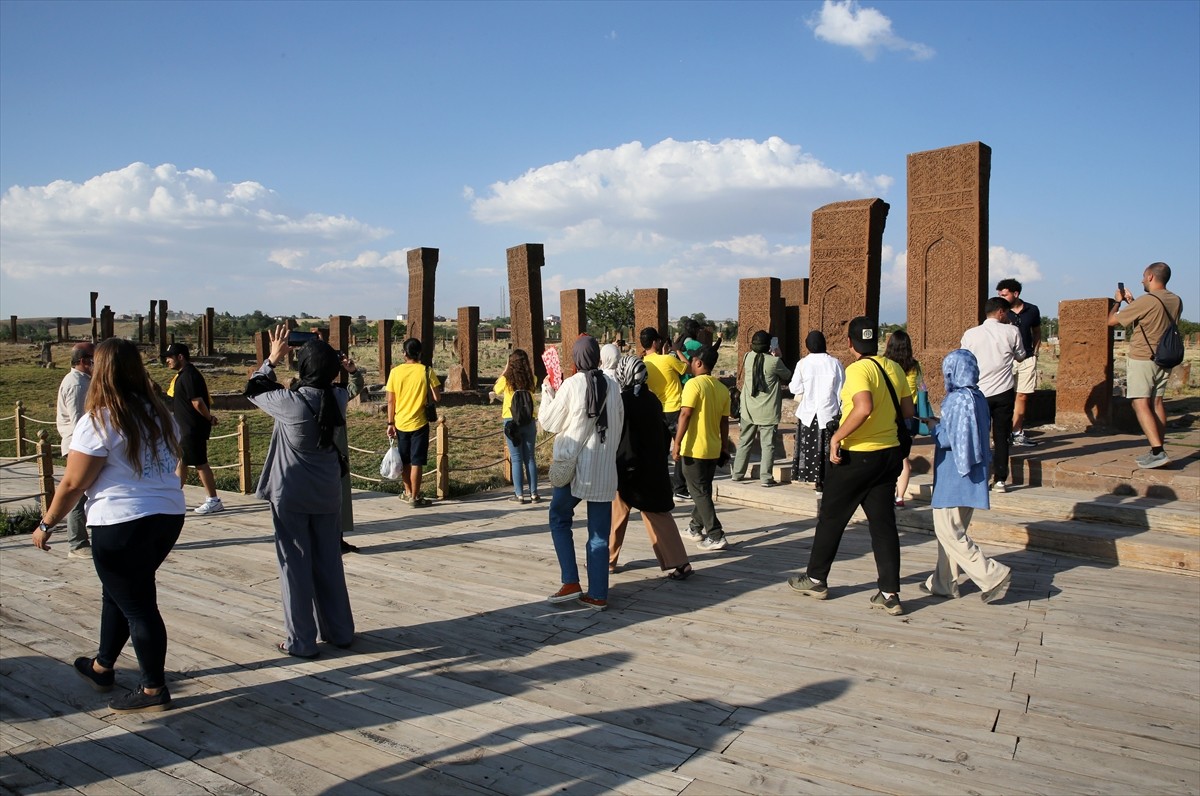 İkinci seferini yapan "Turistik Tatvan Treni" ile Bitlis'e gelenler, kent merkezi ve ilçelerdeki...
