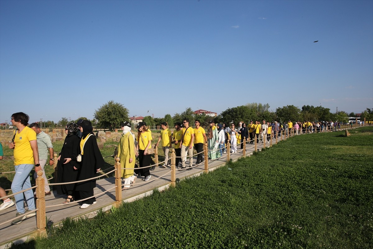 İkinci seferini yapan "Turistik Tatvan Treni" ile Bitlis'e gelenler, kent merkezi ve ilçelerdeki...