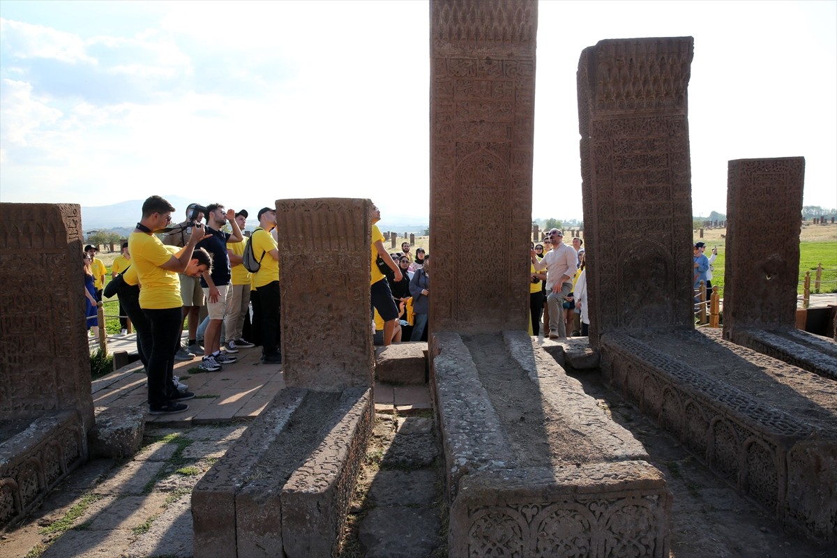 İkinci seferini yapan "Turistik Tatvan Treni" ile Bitlis'e gelenler, kent merkezi ve ilçelerdeki...