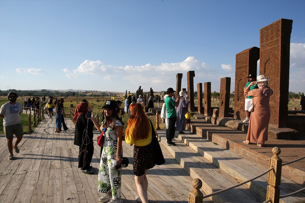 İkinci seferini yapan "Turistik Tatvan Treni" ile Bitlis'e gelenler, kent merkezi ve ilçelerdeki...