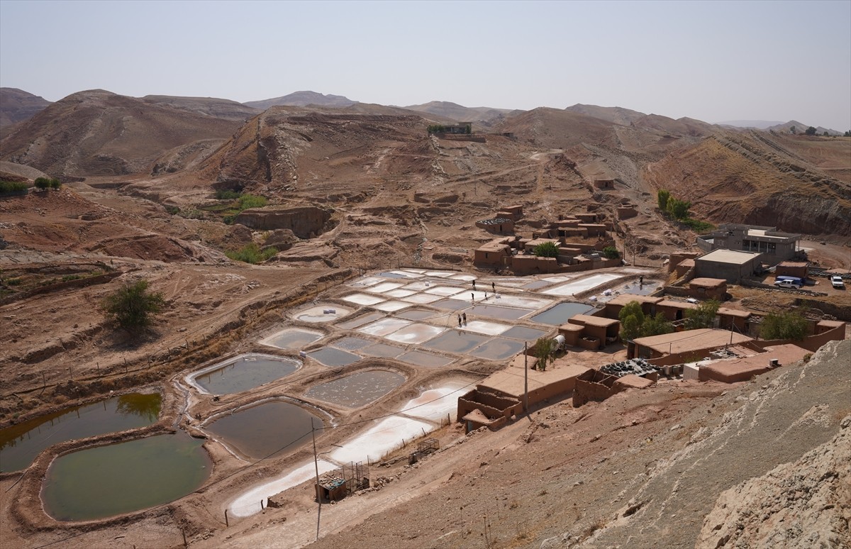 Irak'ın Süleymaniye kentinde tuz işçileri 45 dereceyi aşan kavurucu sıcaklarda yoğun mesai...