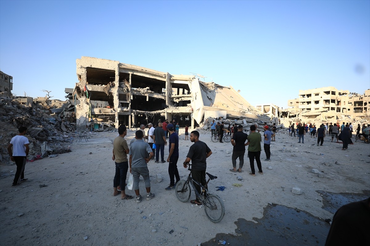 İsrail ordusu, Gazze kentinin doğusundaki Şucaiyye Mahallesi'nde bulunan Delal el-Mağribi okulunu...