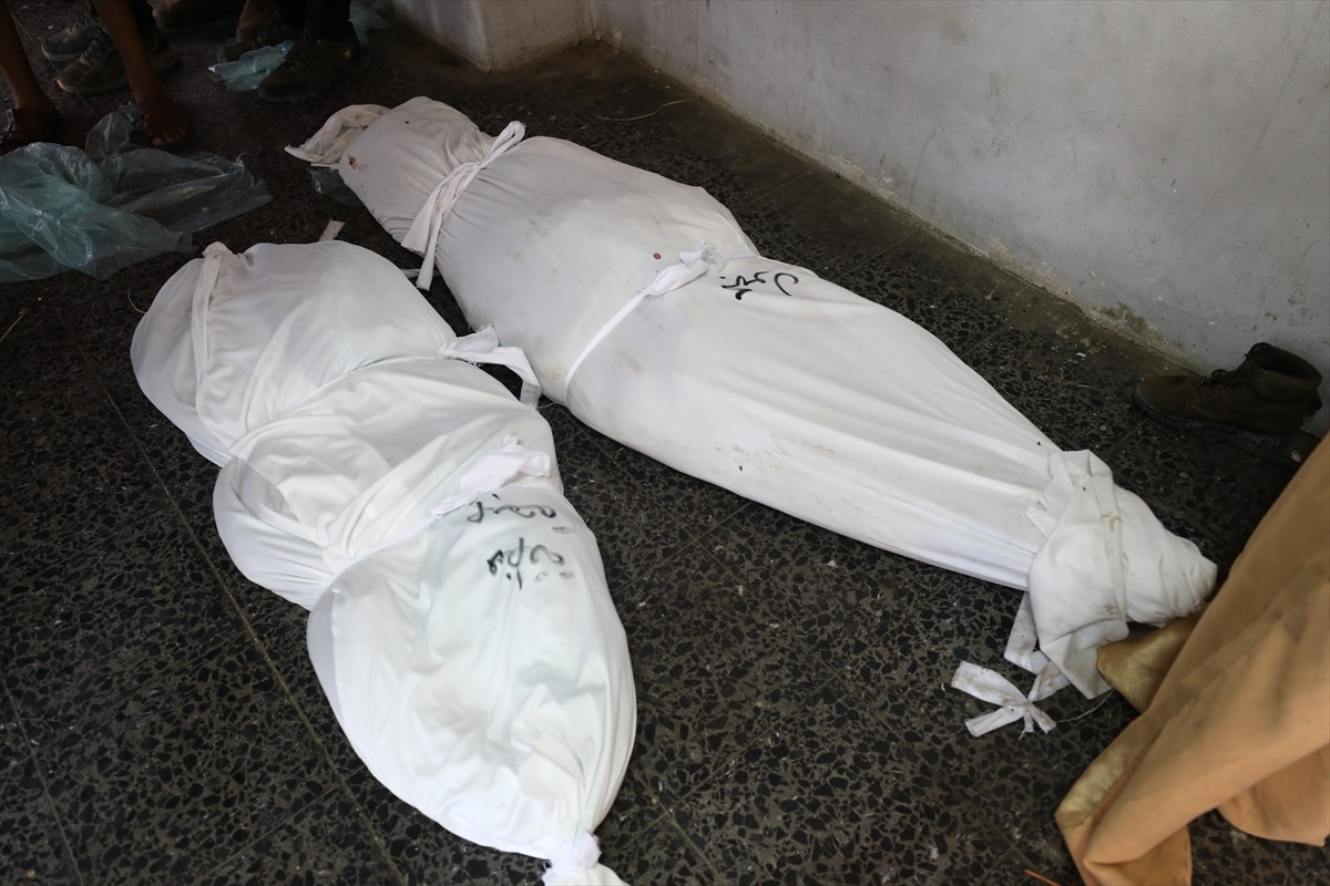 İsrail ordusu, Gazze kentinin doğusundaki Şucaiyye Mahallesi'nde bulunan Delal el-Mağribi okulunu...