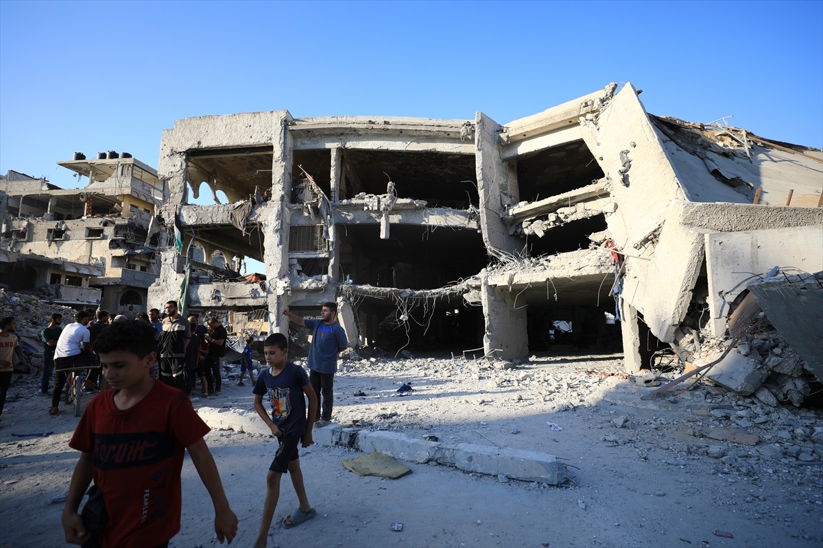 İsrail ordusu, Gazze kentinin doğusundaki Şucaiyye Mahallesi'nde bulunan Delal el-Mağribi okulunu...