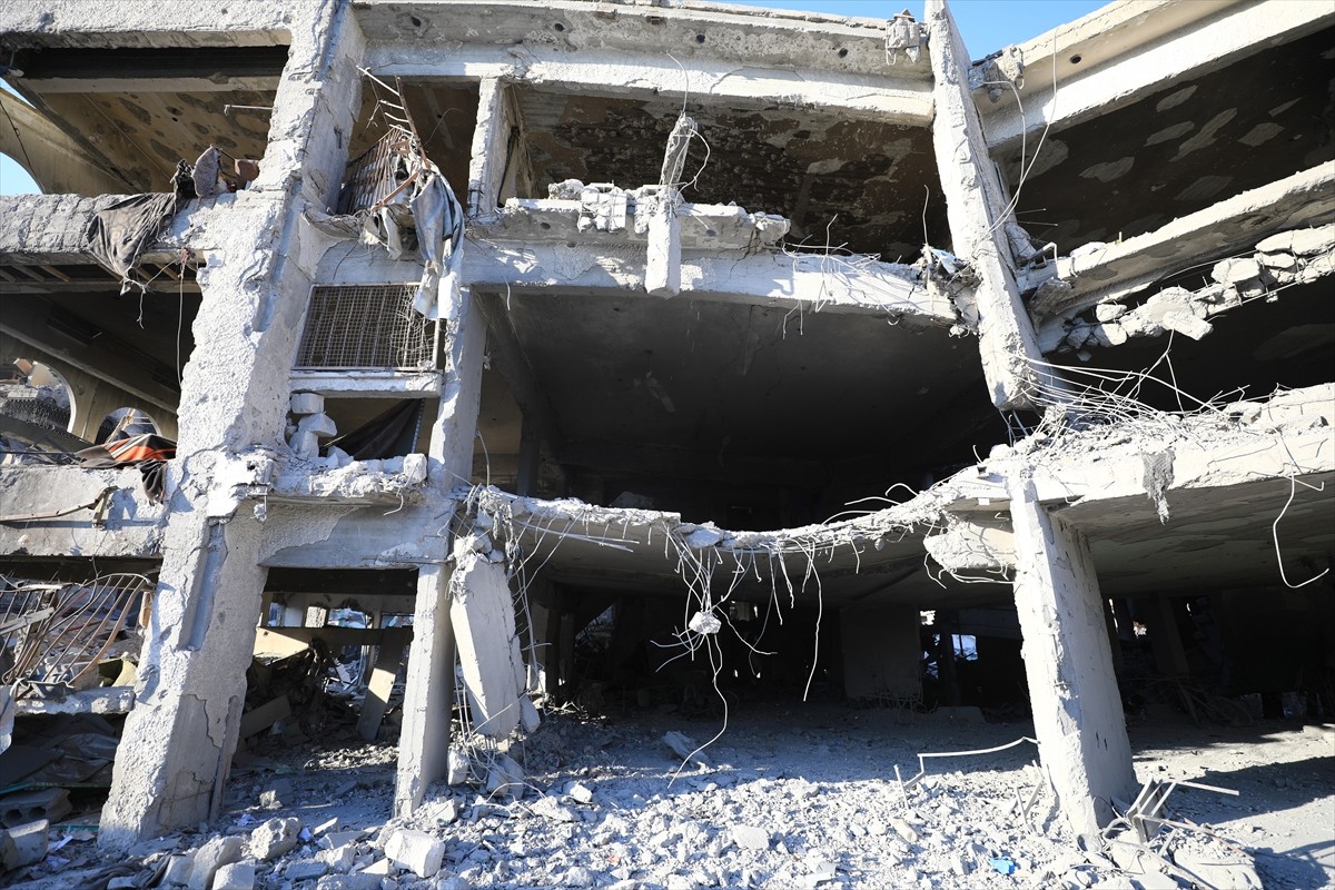 İsrail ordusu, Gazze kentinin doğusundaki Şucaiyye Mahallesi'nde bulunan Delal el-Mağribi okulunu...