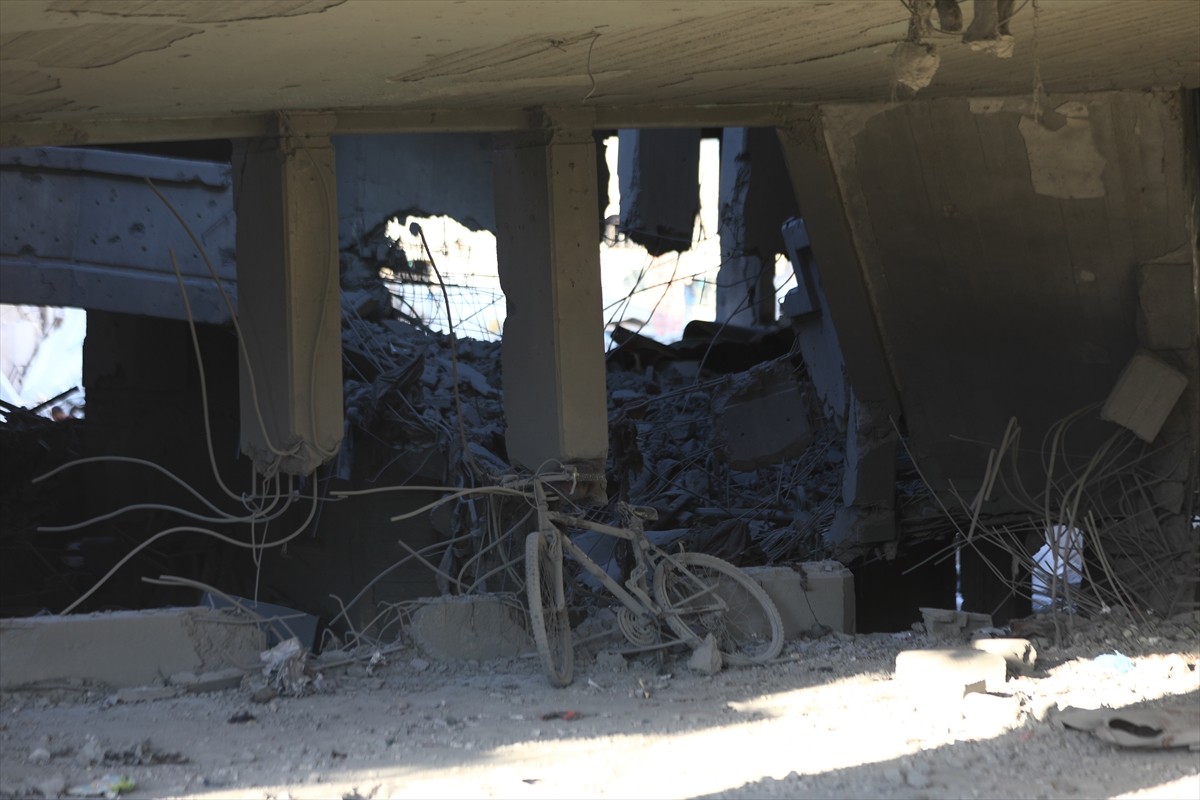 İsrail ordusu, Gazze kentinin doğusundaki Şucaiyye Mahallesi'nde bulunan Delal el-Mağribi okulunu...