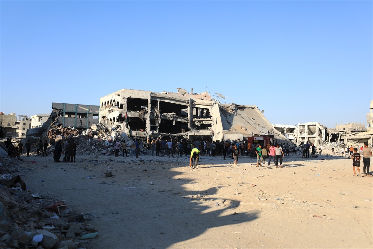 İsrail ordusu, Gazze kentinin doğusundaki Şucaiyye Mahallesi'nde bulunan Delal el-Mağribi okulunu...