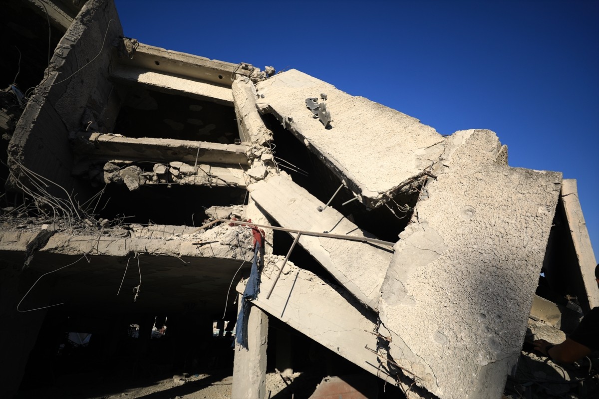 İsrail ordusu, Gazze kentinin doğusundaki Şucaiyye Mahallesi'nde bulunan Delal el-Mağribi okulunu...