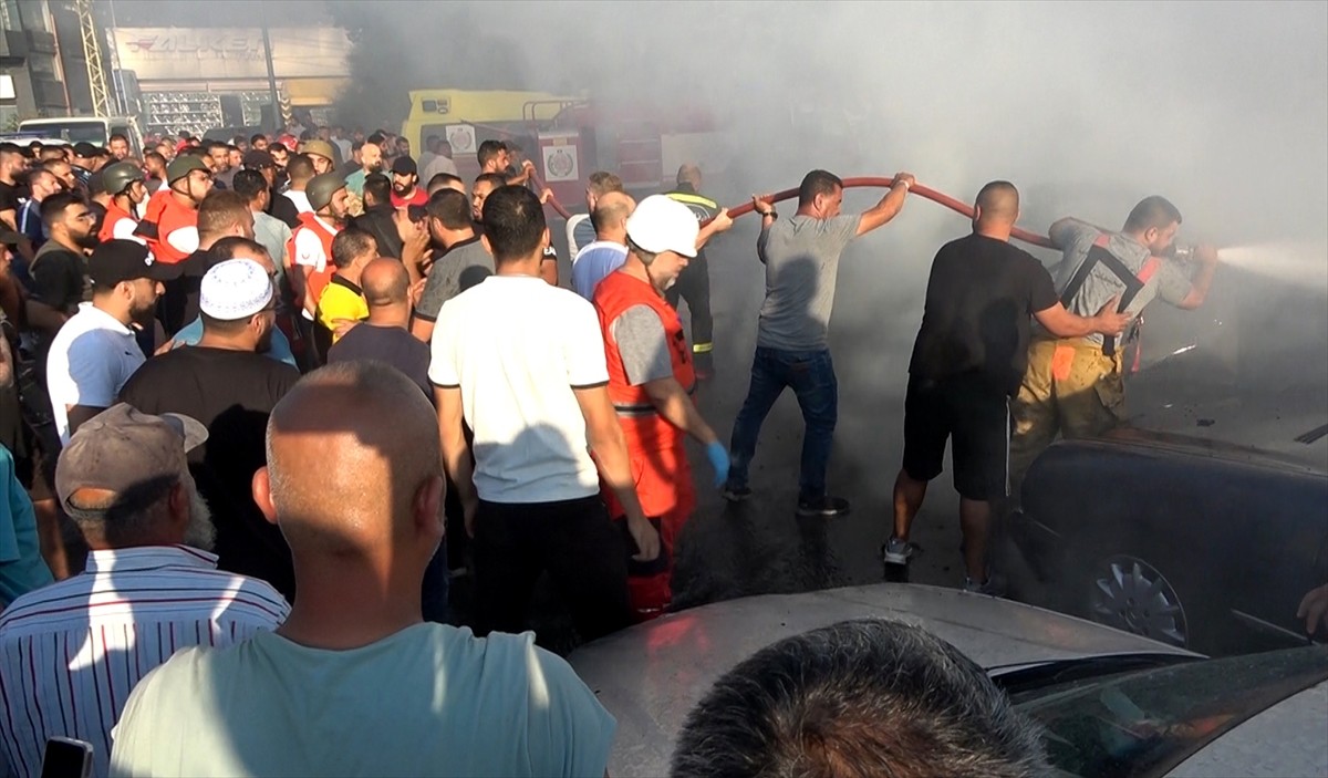 İsrail ordusuna ait hava araçlarının Lübnan'ın güneyindeki Sayda kentinde bir araca düzenlediği...