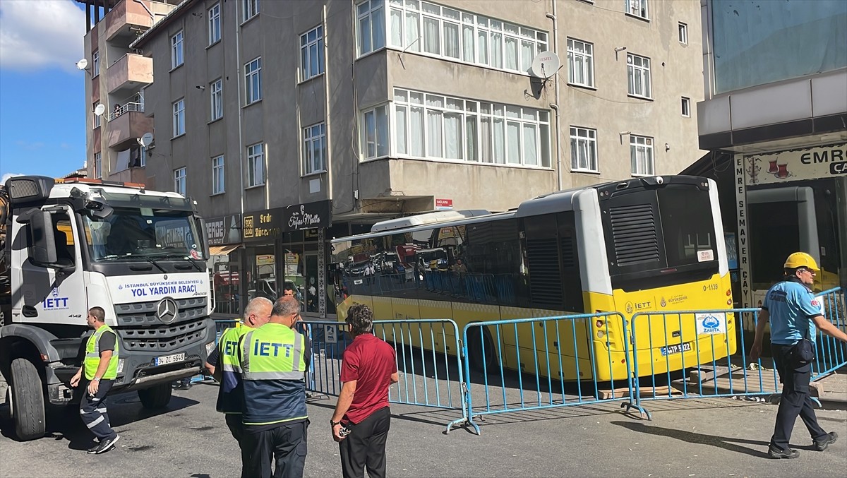 İstanbul Valisi Davut Gül (sağda), Pendik'te İETT otobüsünün çarptığı binanın bulunduğu yerde...