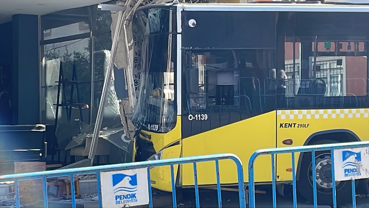 İstanbul Valisi Davut Gül (sağda), Pendik'te İETT otobüsünün çarptığı binanın bulunduğu yerde...