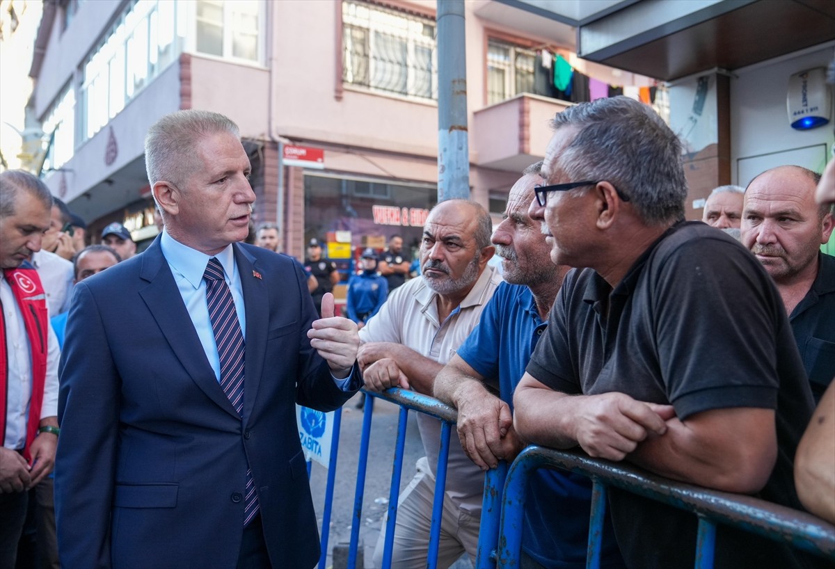 İstanbul Valisi Davut Gül (sağda), Pendik'te İETT otobüsünün çarptığı binanın bulunduğu yerde...
