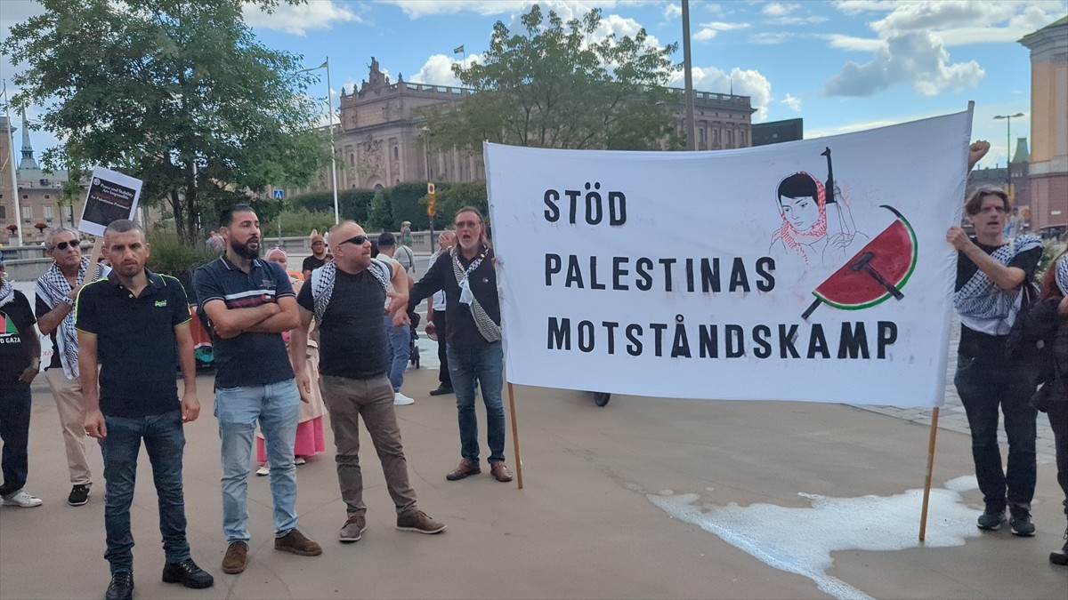 İsveç'in başkenti Stockholm'de Dışişleri Bakanlığı önünde toplanan Filistin destekçisi grup...